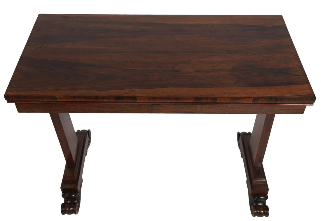 WILLIAM IV ROSEWOOD CARD TABLE: WITH CONCERTINA ACTION, The fold-over top opening to a baize-lined playing surface, supported on a concertina-action frame, raised on a central column and quadripartite base with scroll feet. FURNITUR