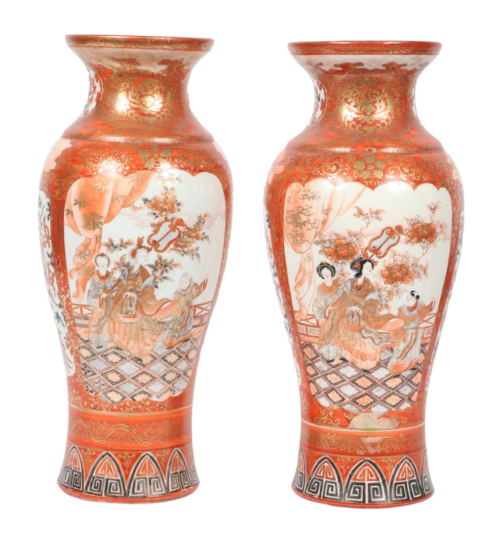 A PAIR OF JAPANESE KUTANI ORNITHOLOGICAL VASES (1 of 4)