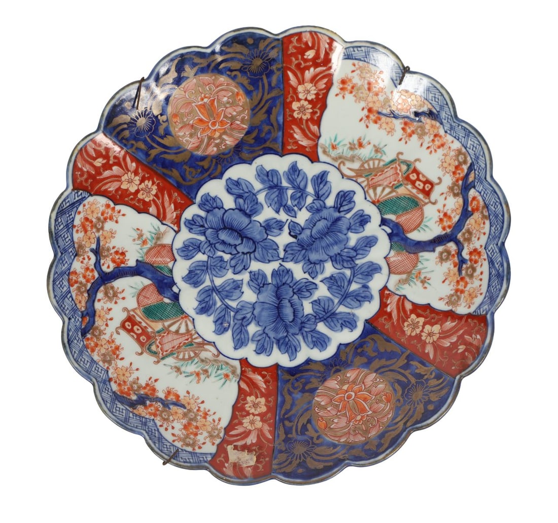 A 19TH CENTURY JAPANESE IMARI CHARGER: A 19th-century Japanese Imari charger with central floral vase reserve, surrounded by scrolling foliate borders heightened with gilt. JAPANESE