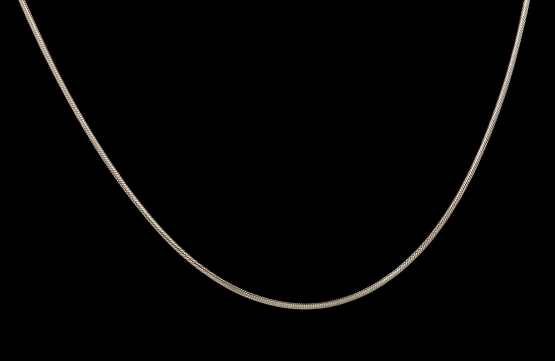 18CT GOLD CHAIN: Plain link gold chain, total weight approximately 9 grams. JEWELLERY