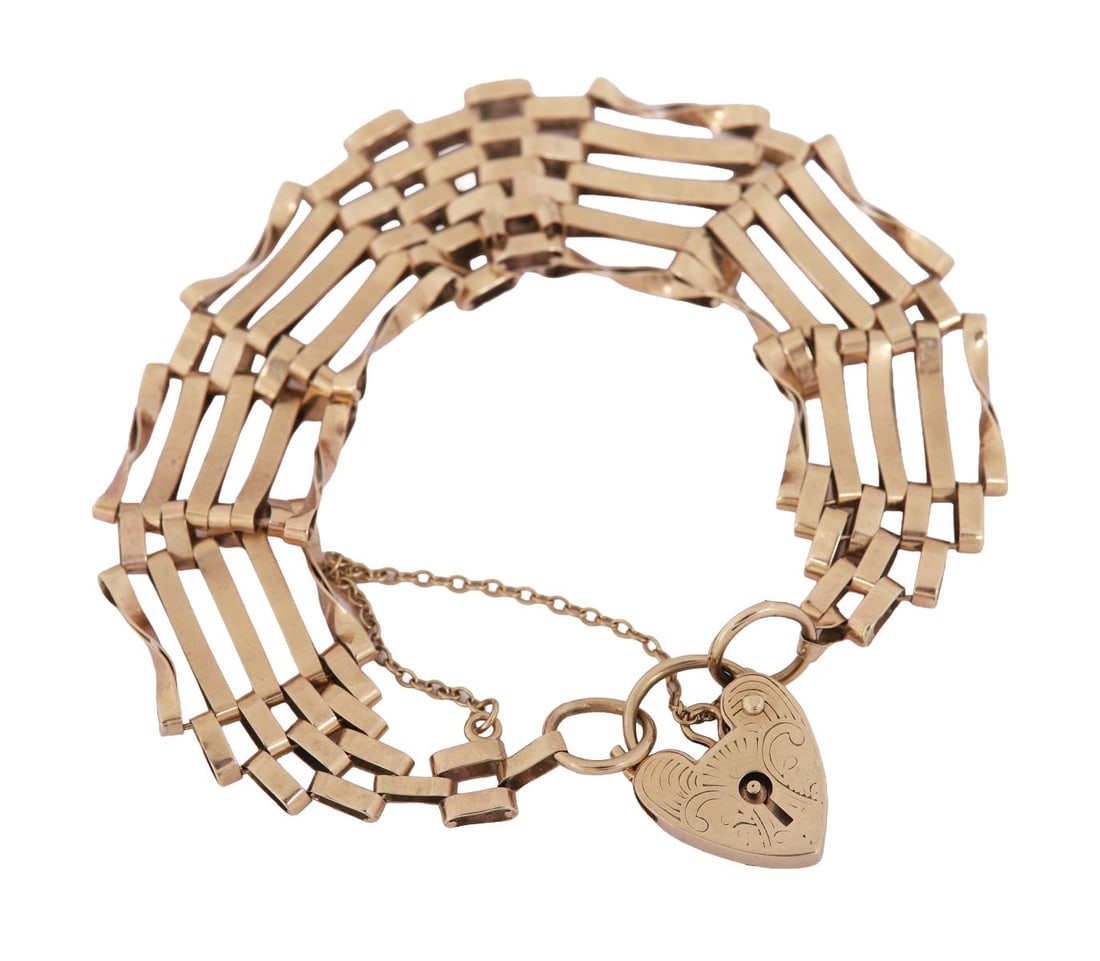 9CT GOLD GATE BRACELET WITH LOCKET CLASP: Gate-link bracelet fitted with a padlock-form clasp, total weight approximately 9 grams. JEWELLERY