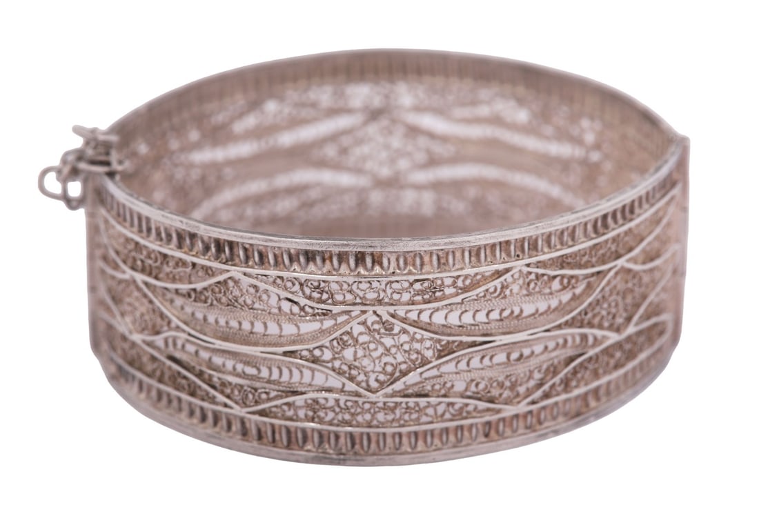 CHINESE FILIGREE SILVER BANGLE: A Chinese filigree-work bangle. JEWELLERY