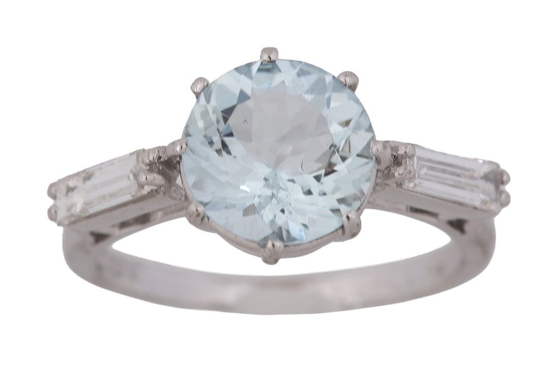 18K GOLD AQUAMARINE SOLITAIRE RING: An aquamarine solitaire ring in 18-carat gold, marked 750. JEWELLERY