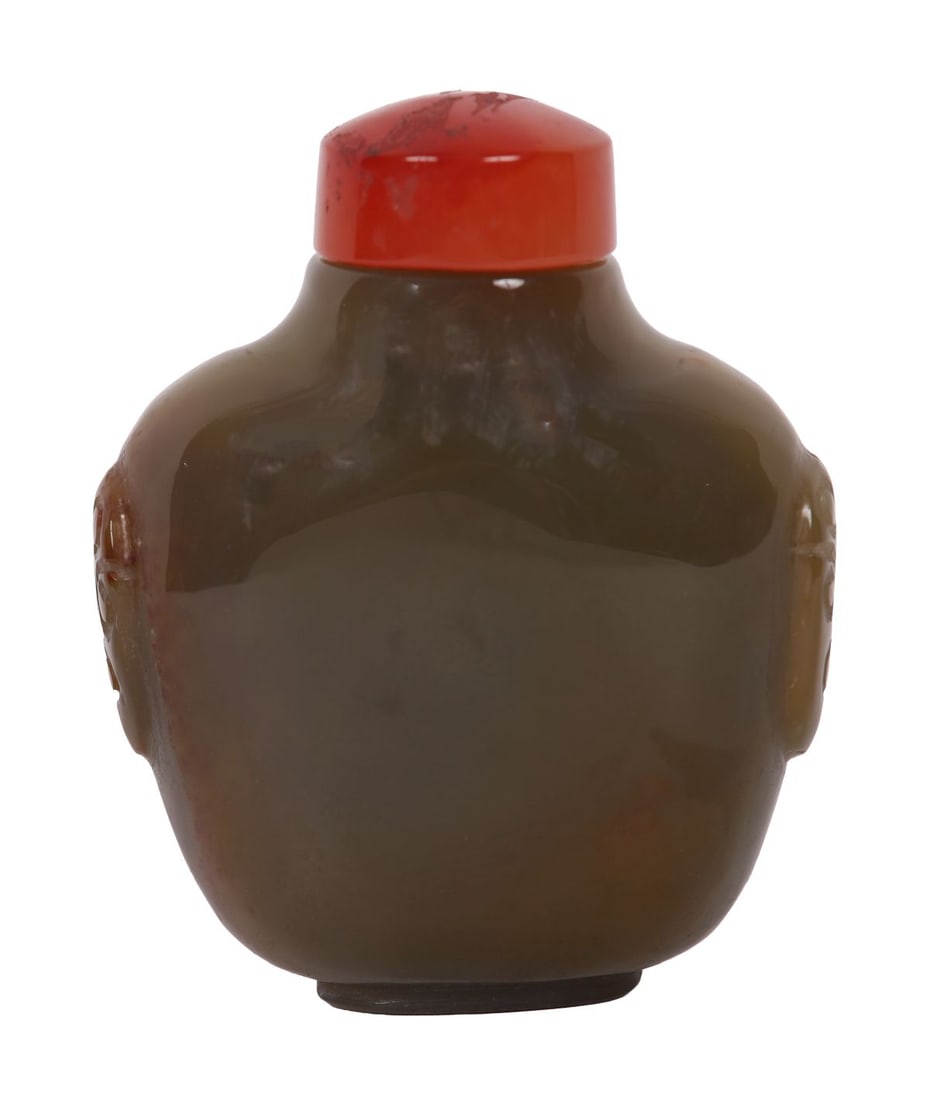 CHINESE AGATE OR HARDSTONE SNUFF BOTTLE: Flattened rounded form in mottled olive-brown translucent stone, fitted with a red stopper. CHINESE