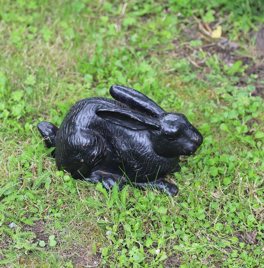 CAST IRON RABBIT GARDEN ORNAMENT (1 of 1)