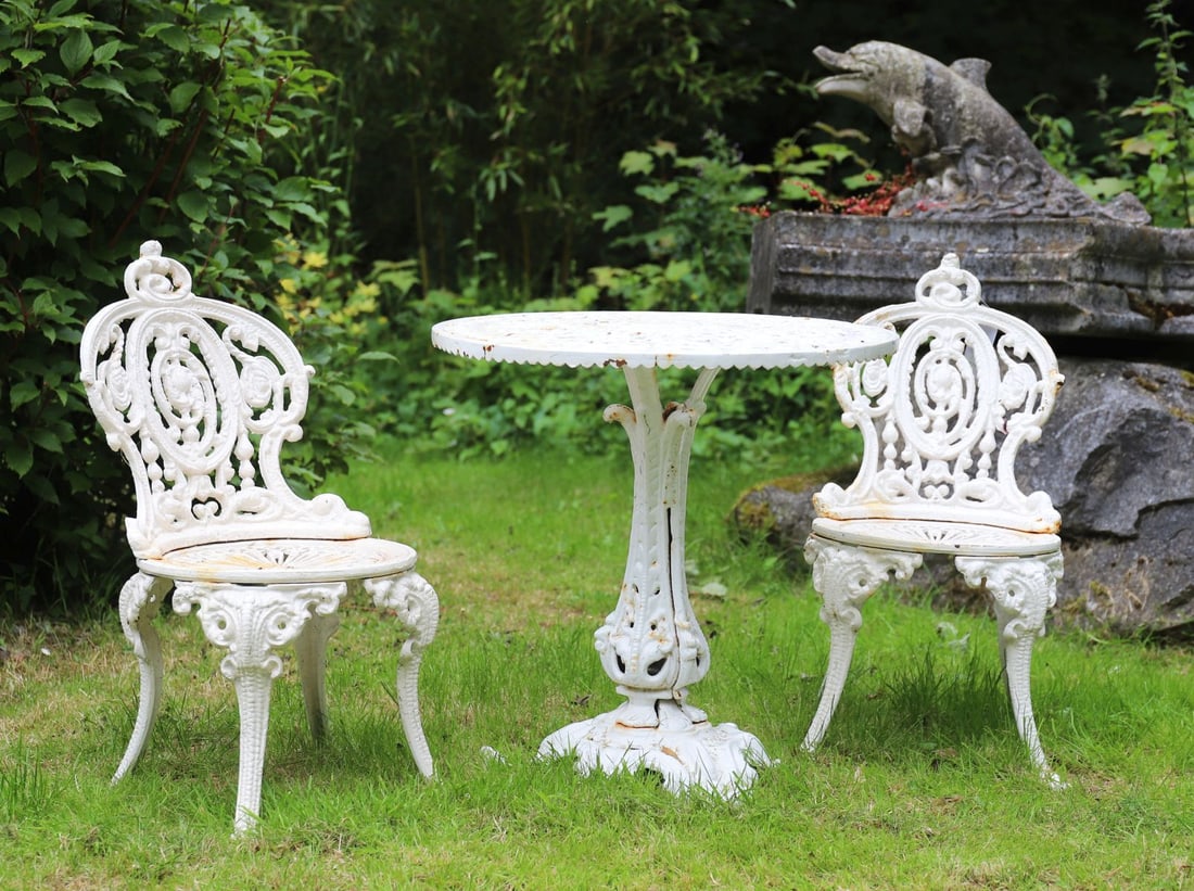 VICTORIAN STYLE CAST IRON PATIO TABLE (1 of 3)