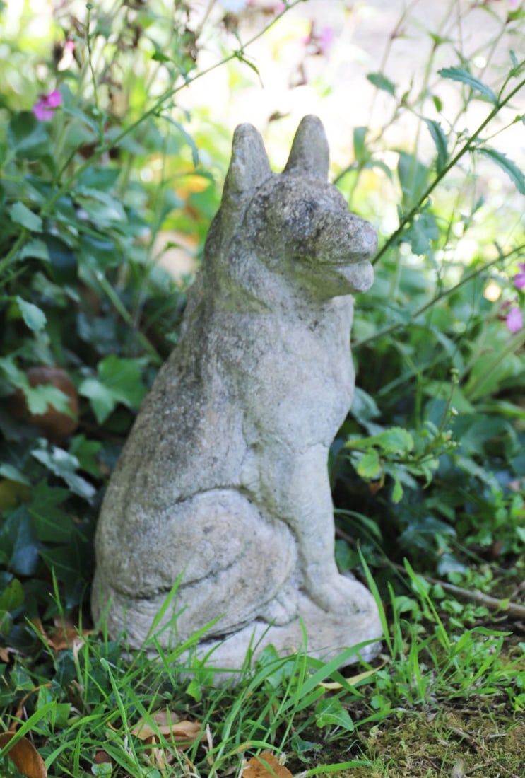 COMPOSITE STONE SEATED DOG GARDEN ORNAMENT (1 of 2)