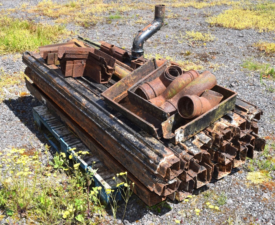 LOT OF CAST IRON ARCHITECTURAL SALVAGE (1 of 5)