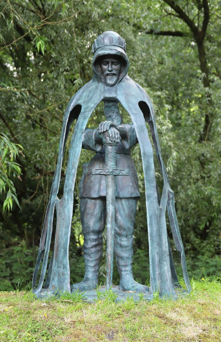 CONTEMPORARY BRONZE FIGURE OF KING ARTHUR (1 of 4)