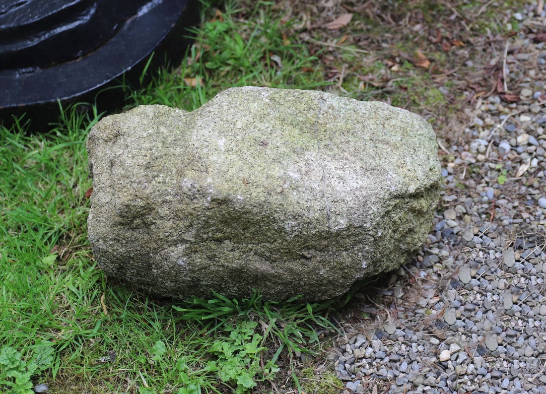 EARLY CARVED GRANITE STONE MASK KEYSTONE (1 of 2)