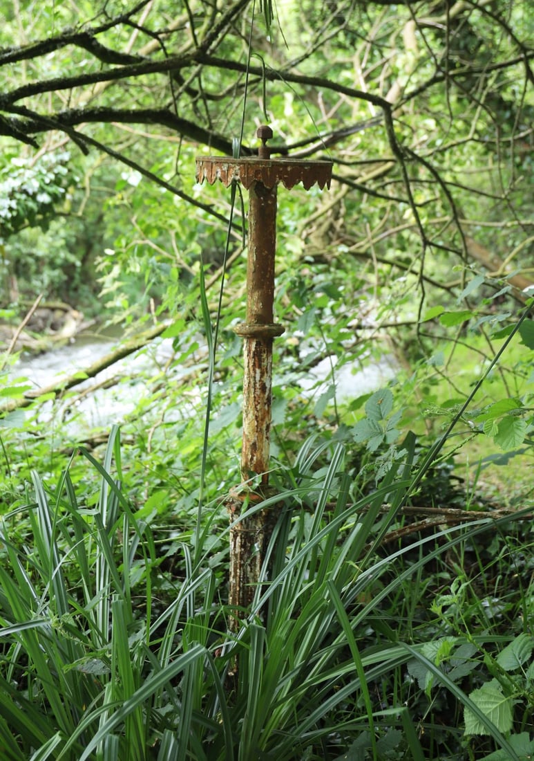 19TH-CENTURY CAST IRON PILLAR (1 of 2)