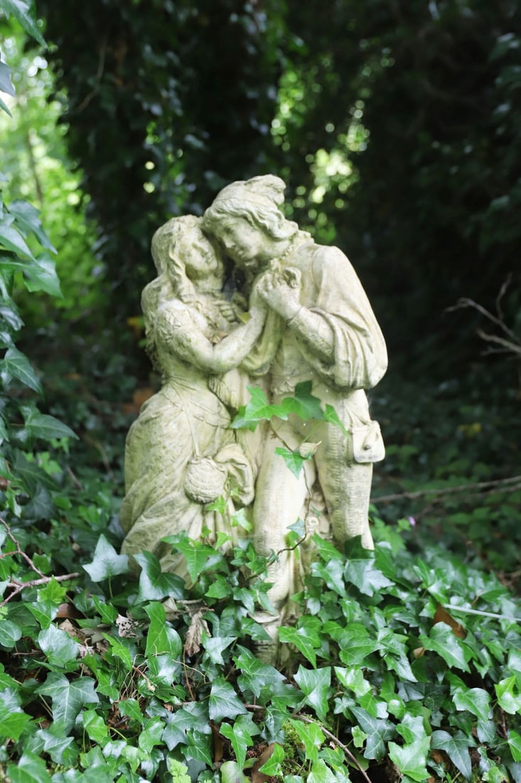 MOULDED STONE SCULPTURE GARDEN GROUP: Romeo and Juliet.