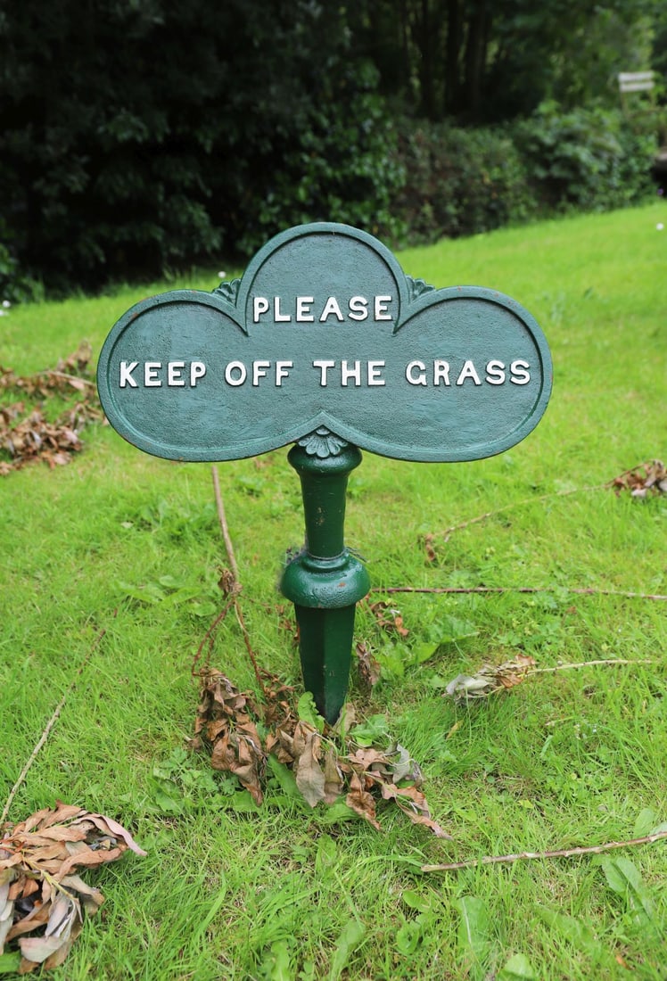 CAST IRON ?PLEASE KEEP OFF THE GRASS? GARDEN SIGN (1 of 1)