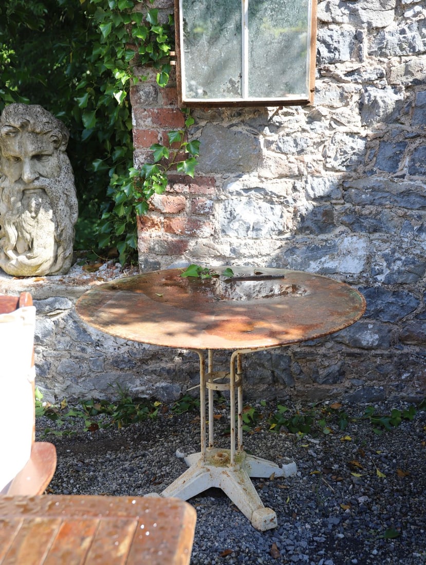 ART DECO BASE CIRCULAR METAL GARDEN TABLE (1 of 3)