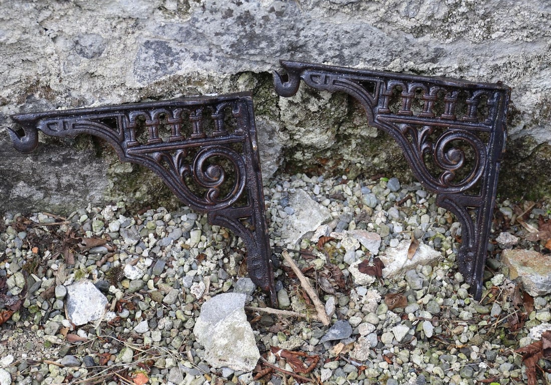 PAIR OF CAST IRON SHELF BRACKETS (1 of 2)