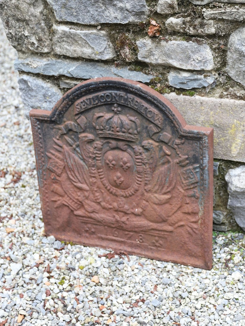 17TH-CENTURY CAST IRON ARMORIAL FIRE BACK (1 of 2)