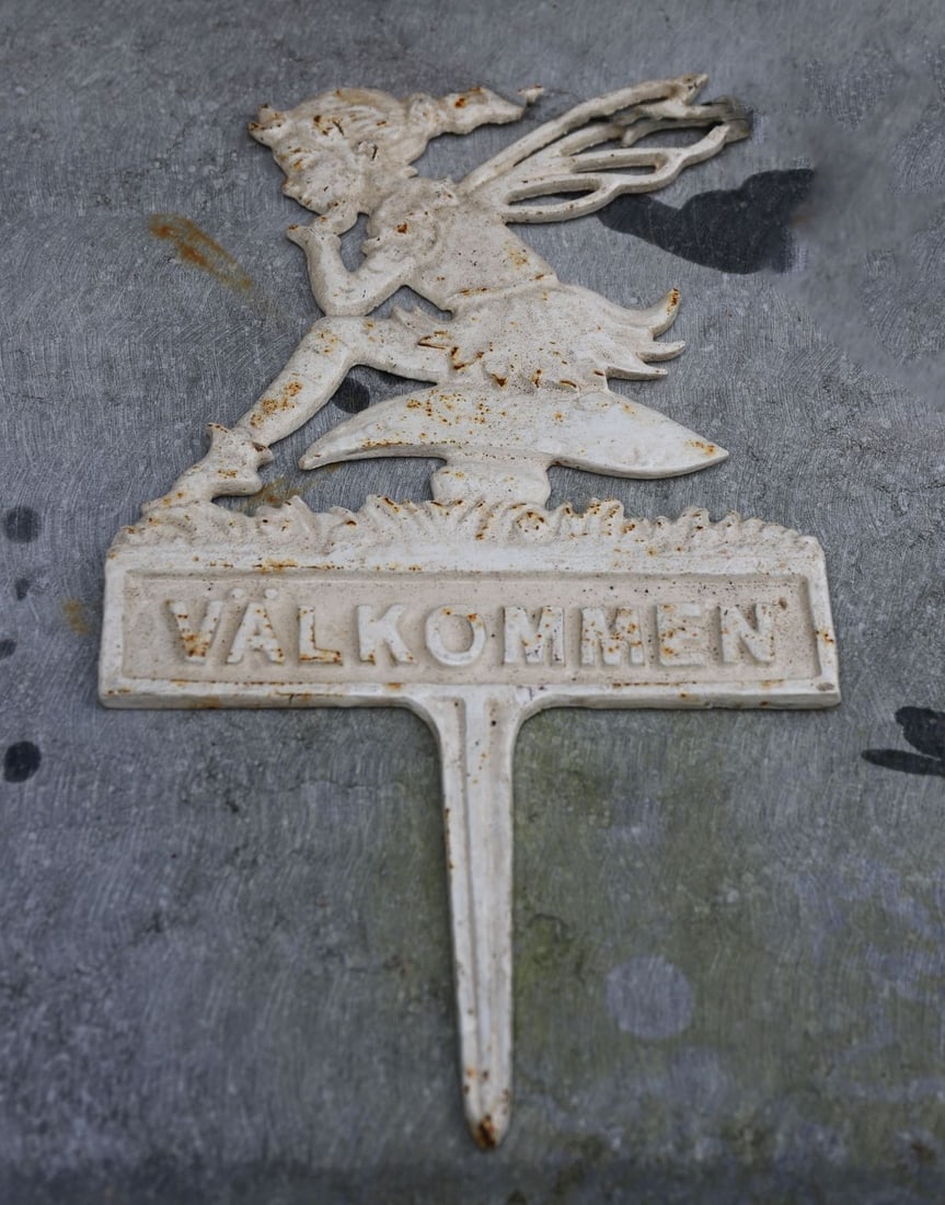CAST IRON ?VALKOMMEN? FAIRY GARDEN SIGN (1 of 1)
