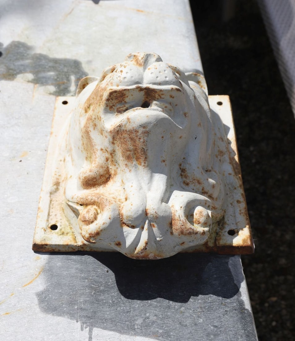 CAST IRON LION MASK FOUNTAIN HEAD (1 of 2)