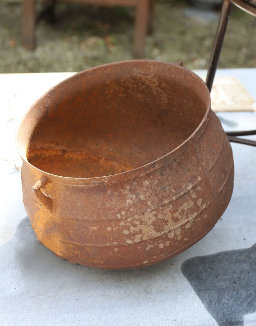 CAST IRON SKILLET POT (1 of 1)