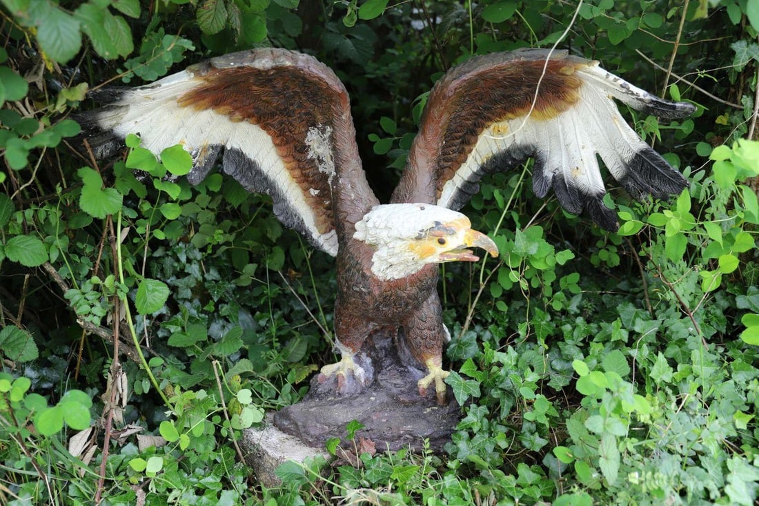 CAST IRON EAGLE GARDEN ORNAMENT (1 of 2)