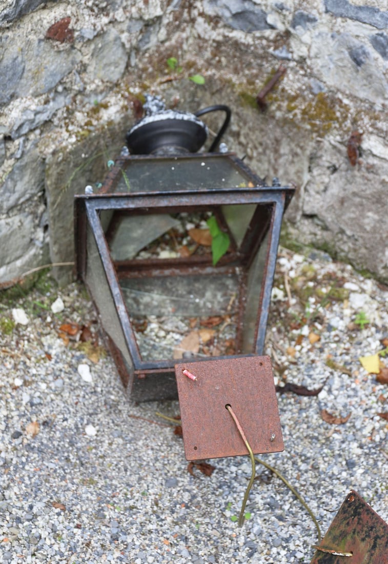 PAIR OF ANTIQUE METAL WALL-MOUNTED STREET LIGHTS (1 of 2)