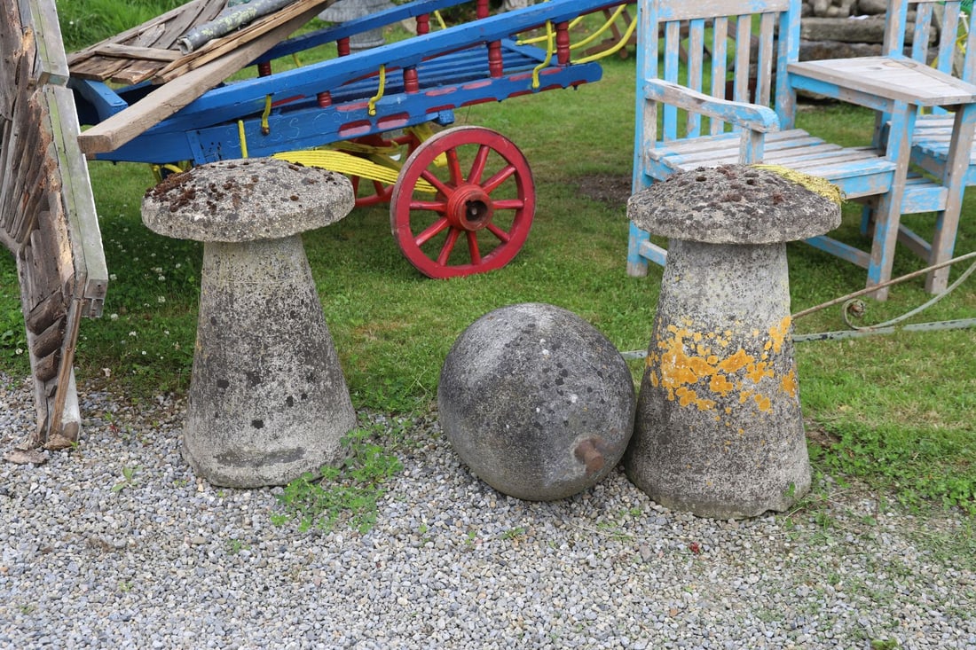 18TH-CENTURY STADDLE STONE: of mushroom shape, raised on a tapered turned stem.