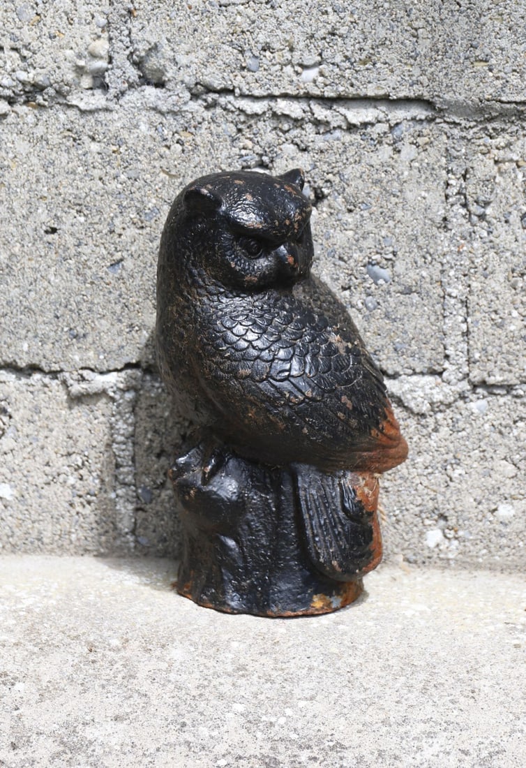 CAST IRON OWL GARDEN ORNAMENT: Cast iron model of an owl with naturalistic feather detail.