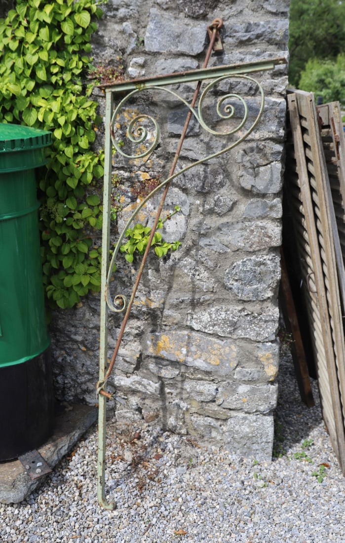 WROUGHT IRON BRACKET (1 of 2)