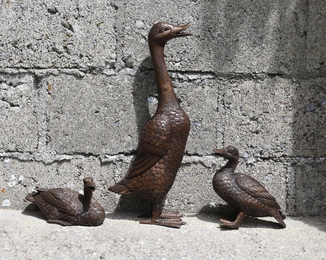 BRONZE GROUP OF MOTHER DUCK AND TWO DUCKLINGS (1 of 4)