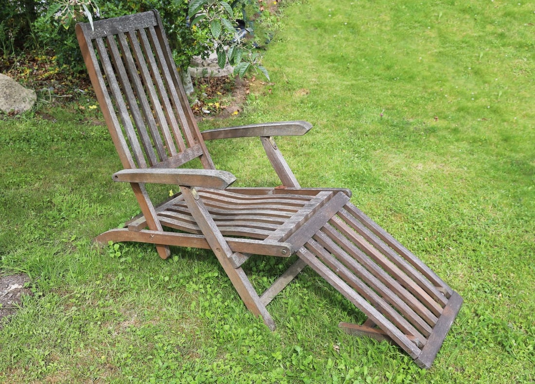 FOLDING HARDWOOD SUN LOUNGER (1 of 2)