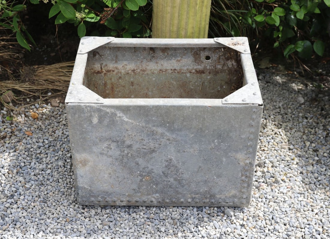 VINTAGE GALVANISED GARDEN TROUGH: Rectangular galvanised garden trough of riveted construction.