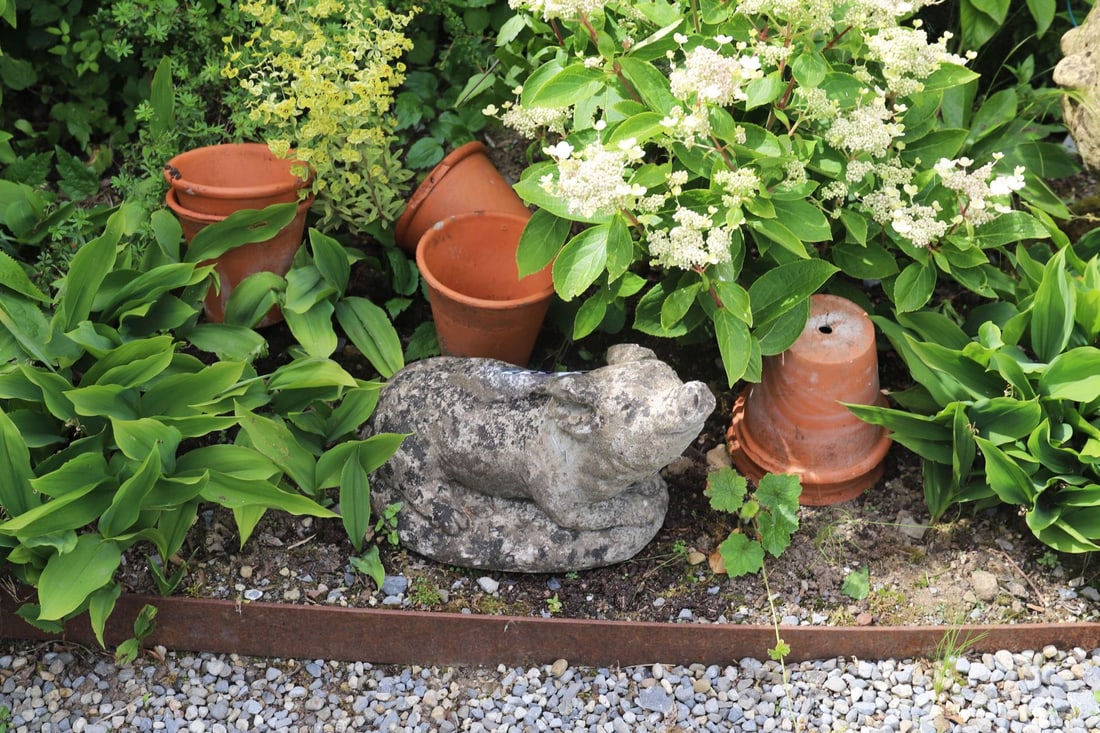 SIX VINTAGE TERRACOTTA SANKEY FLOWER POTS (1 of 2)
