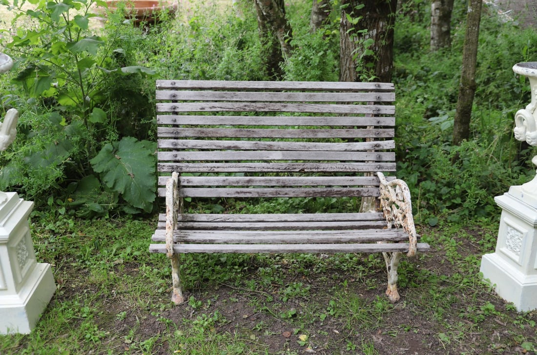 19TH-CENTURY CAST IRON AND TIMBER GARDEN BENCH (1 of 3)