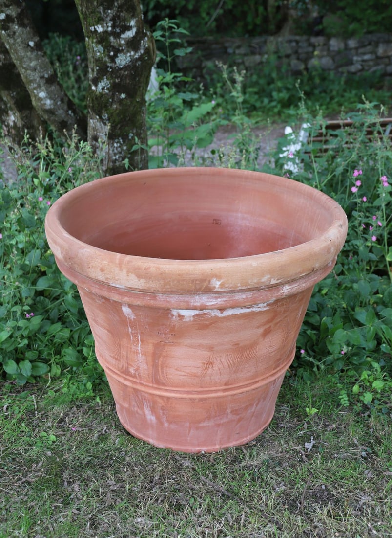 LARGE ESTATE TERRACOTTA GARDEN PLANTER (1 of 2)