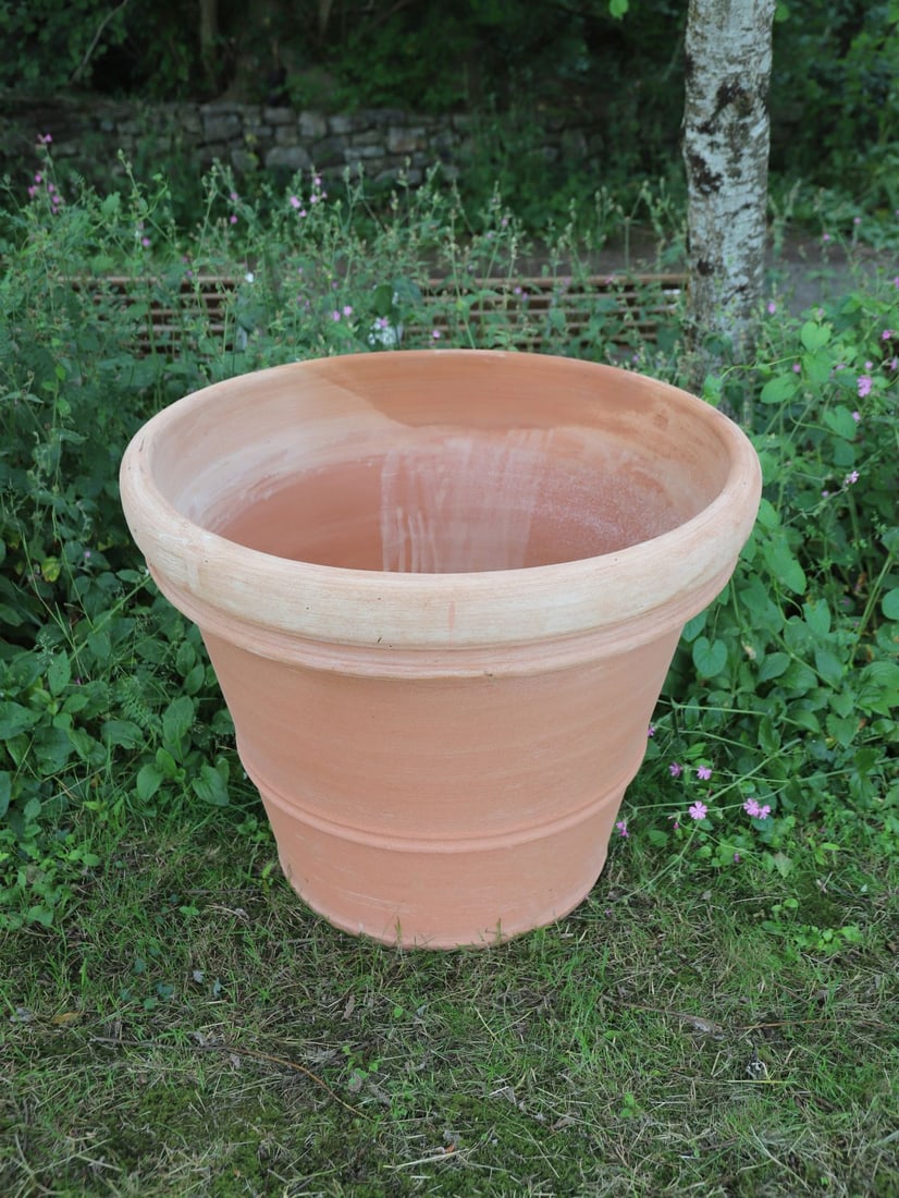 LARGE ESTATE TERRACOTTA GARDEN PLANTER (1 of 2)