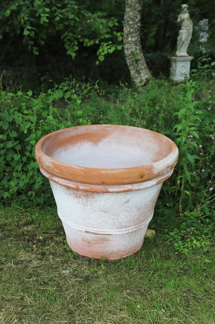 LARGE ESTATE TERRACOTTA GARDEN PLANTER (1 of 2)