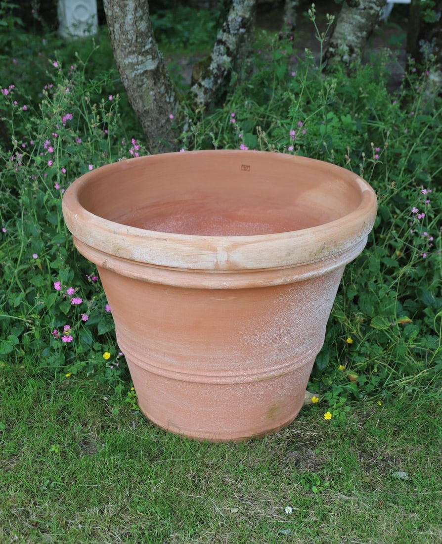 LARGE ESTATE TERRACOTTA GARDEN PLANTER (1 of 2)