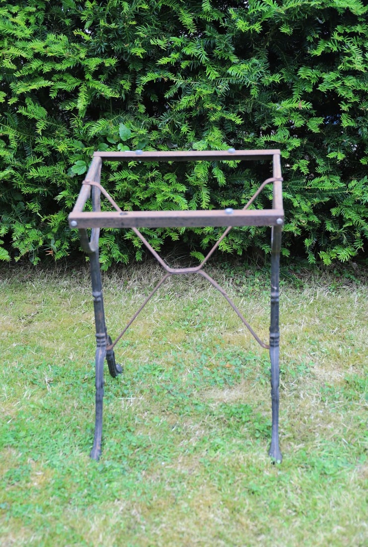VICTORIAN CAST IRON GARDEN TABLE (1 of 2)