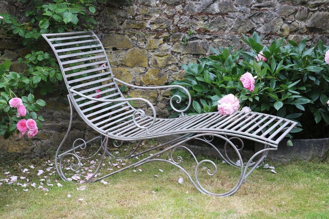 DESIGNER METAL RECLINING SUN LOUNGER: of waterfall shape.