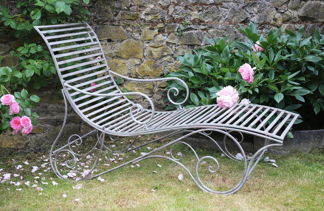 DESIGNER METAL RECLINING SUN LOUNGER: of waterfall shape.