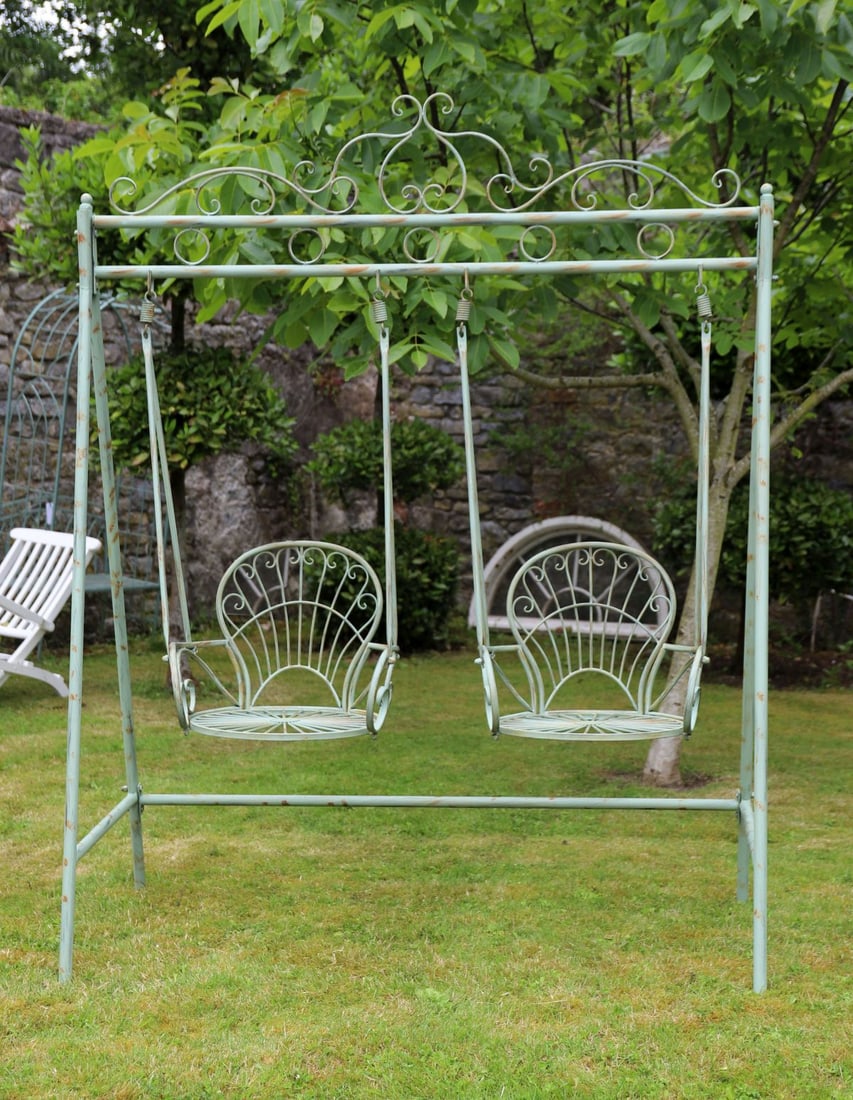 METAL GARDEN SWING: with two suspended seats.