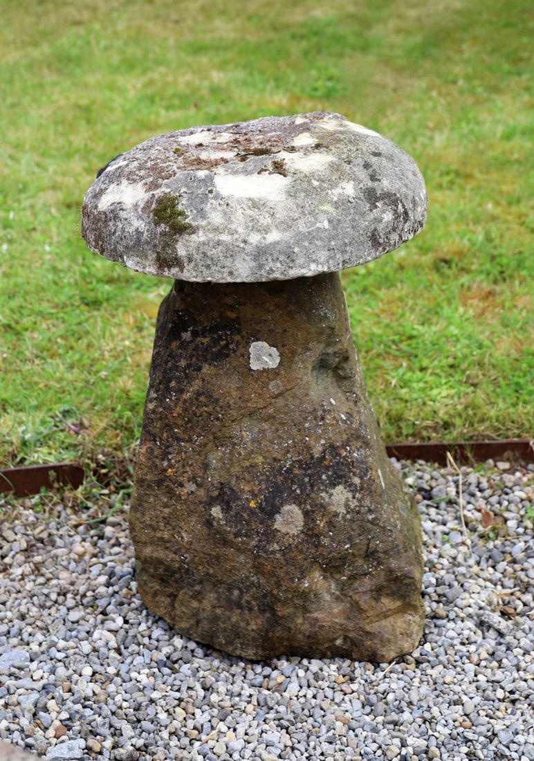 18TH-CENTURY STADDLE STONE: Weathered granite staddle stone of traditional mushroom form.