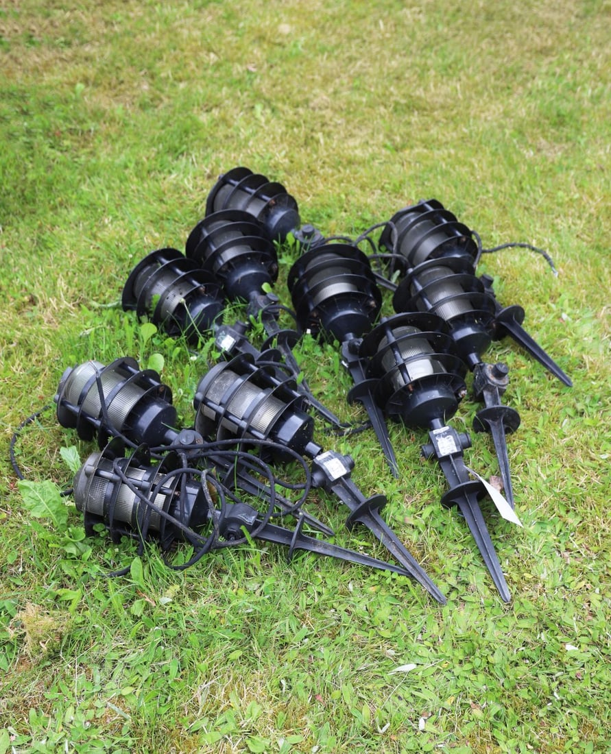 10 ELECTRIC LAWN OR PATIO LIGHTS (1 of 2)