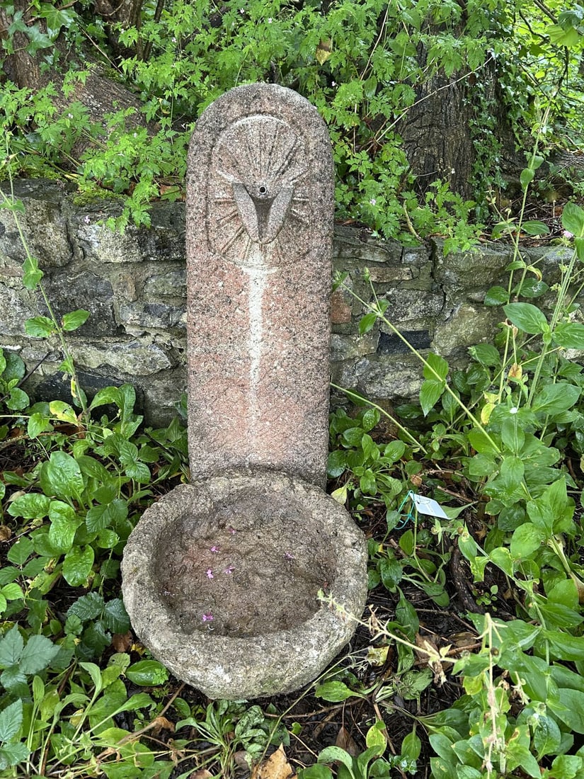 MOULDED GRANITE GARDEN FOUNTAIN (1 of 1)
