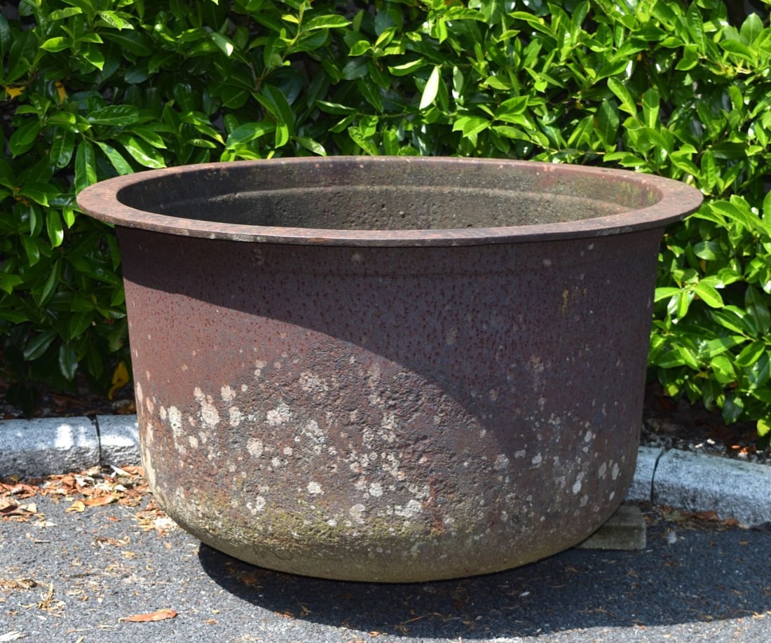 VERY LARGE CAST IRON IRISH FAMINE POT (1 of 3)