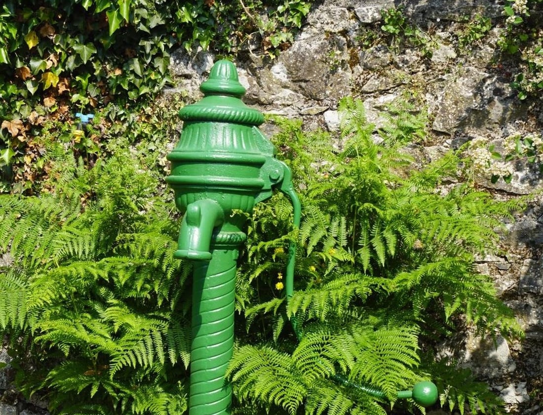 CAST IRON VILLAGE PUMP (1 of 2)