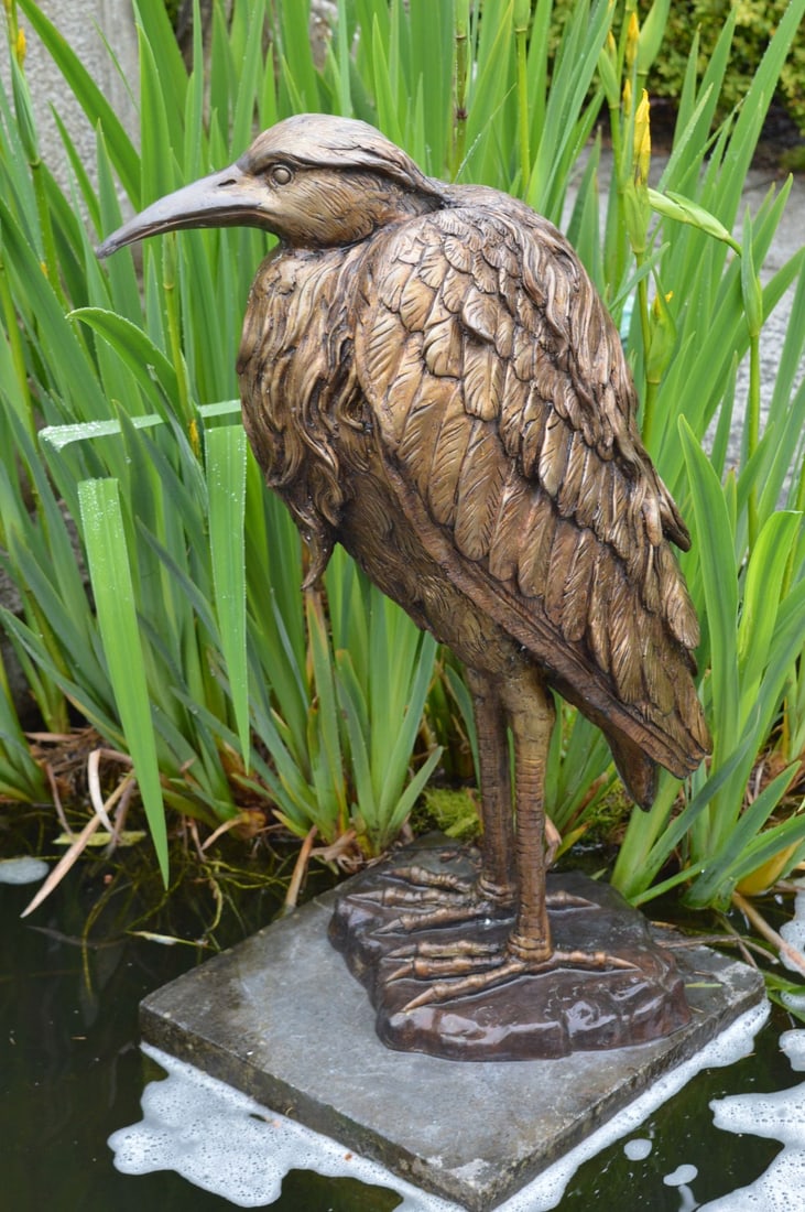 BRONZE LIFESIZE GARDEN SCULPTURE: Figure of a stork.