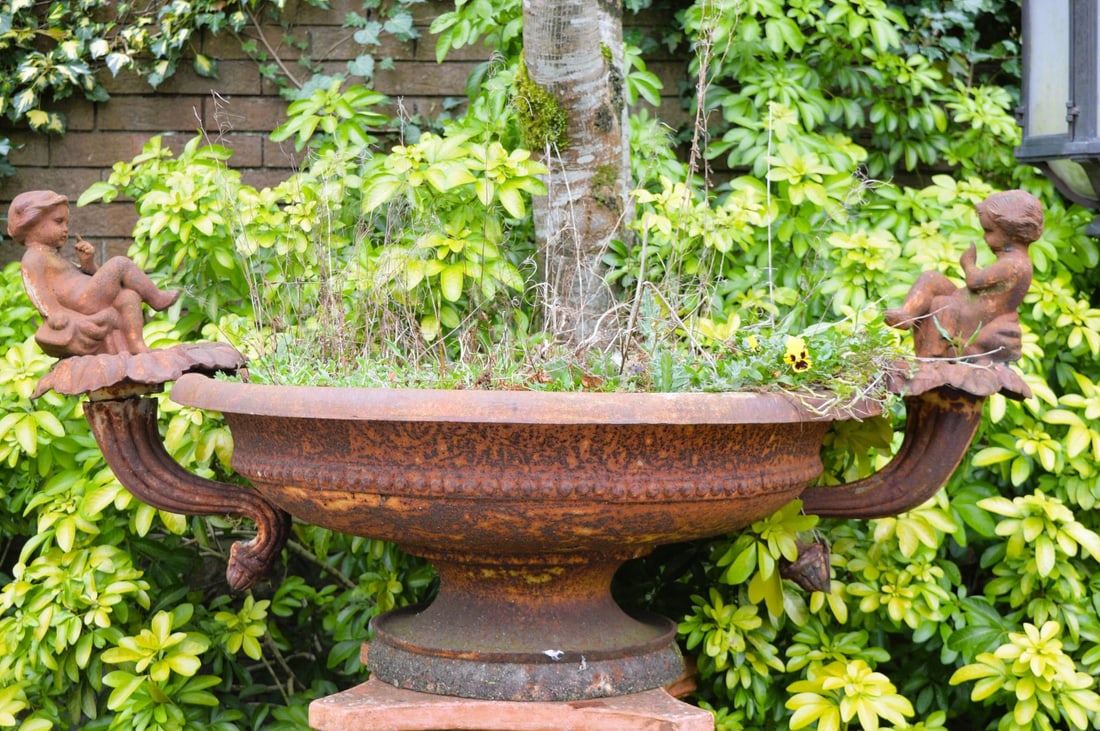 CAST IRON CENTREPIECE PLANTER (1 of 2)