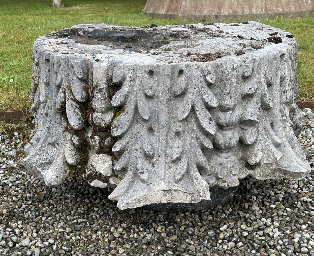 18TH-CENTURY LIMESTONE CORINTHIAN CAPITAL (1 of 1)