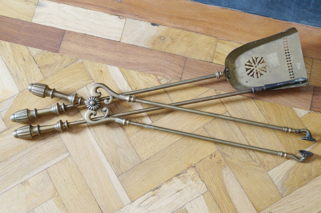 SET OF NINETEENTH-CENTURY BRASS FIRE IRONS (1 of 1)